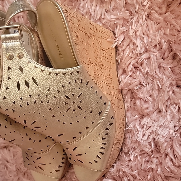 Shoes - Picture 2 of 3